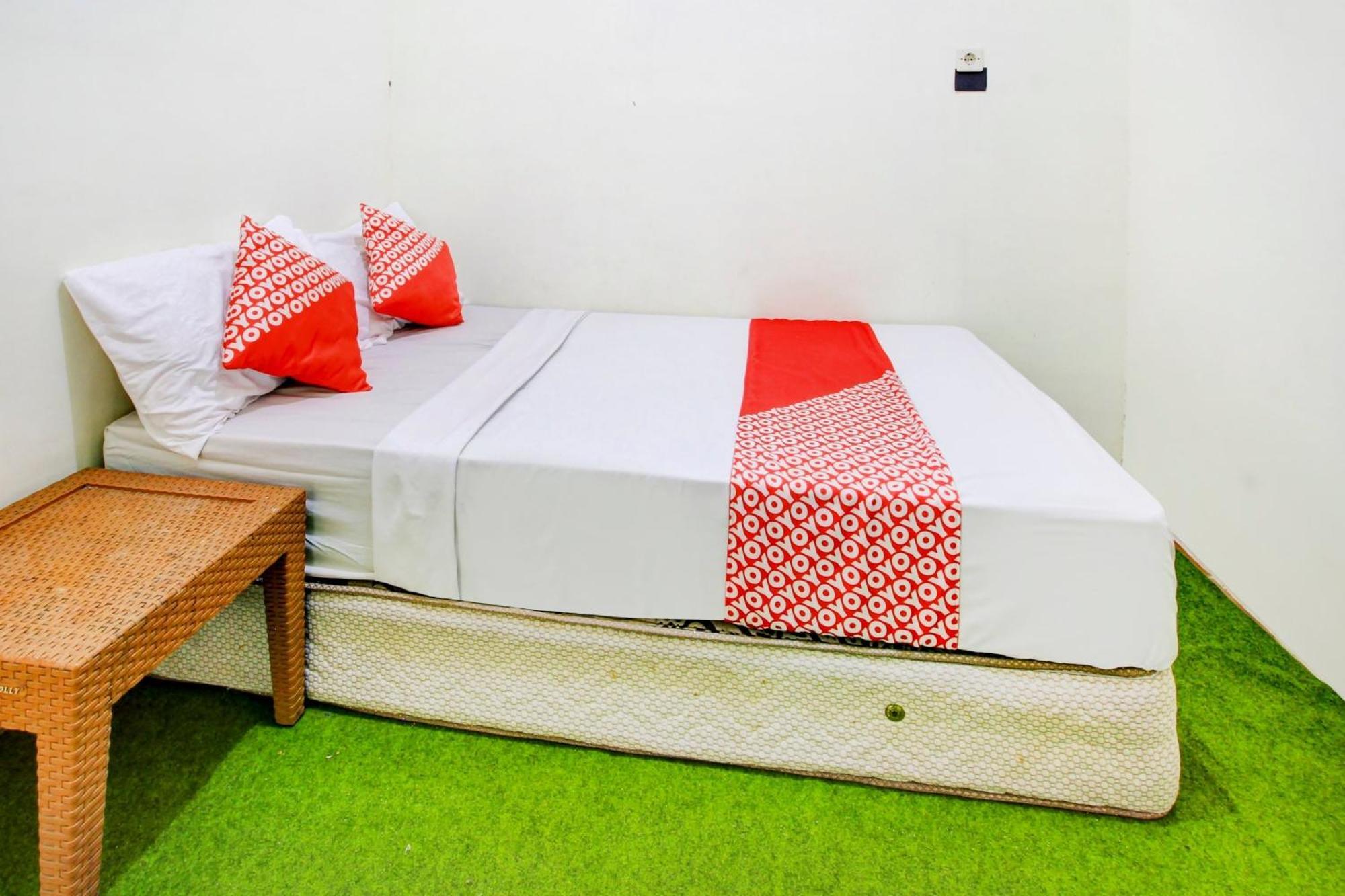 Oyo 90725 Zeevanna Guest House Syariah Kediri  Kültér fotó