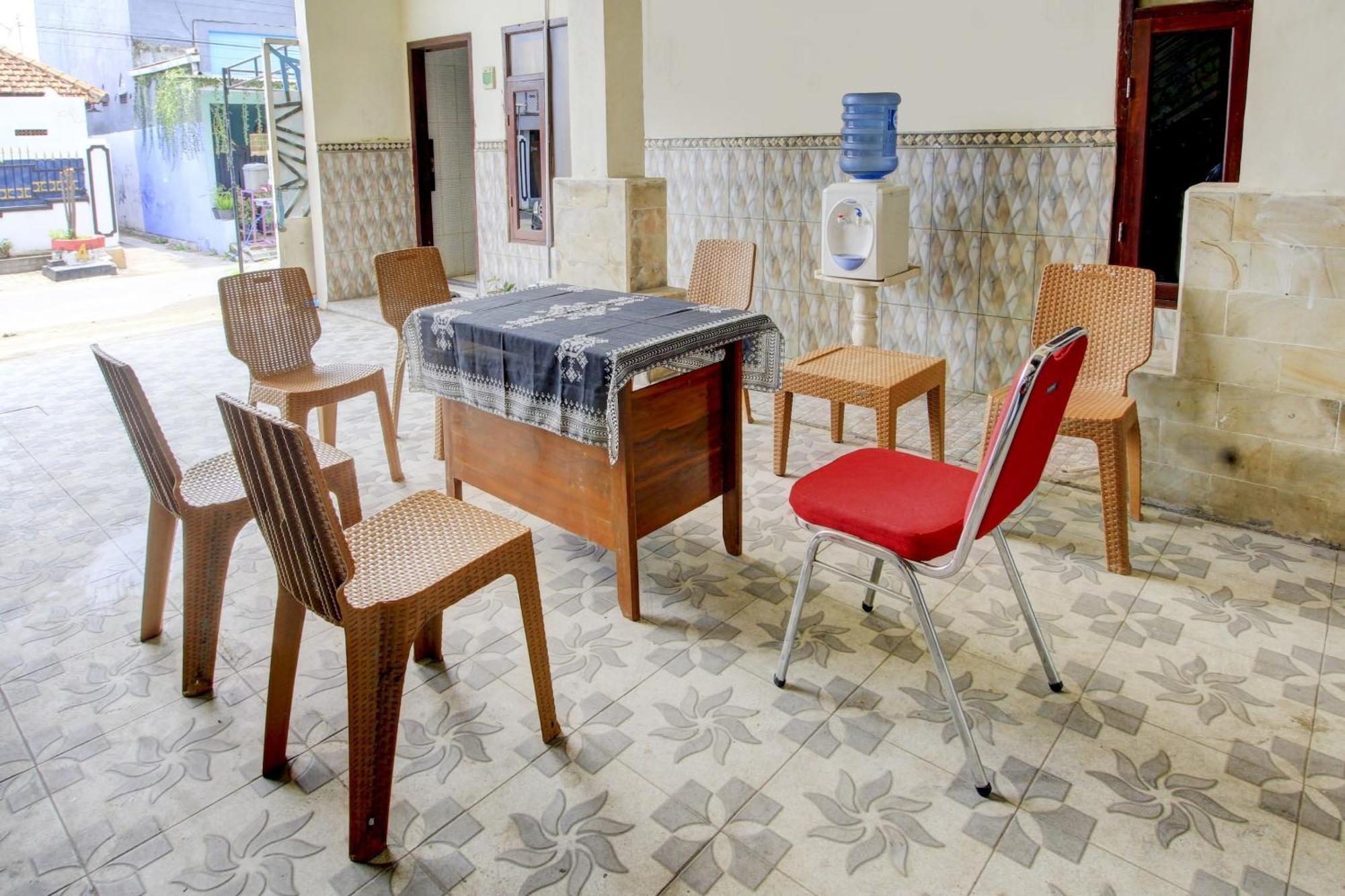 Oyo 90725 Zeevanna Guest House Syariah Kediri  Kültér fotó